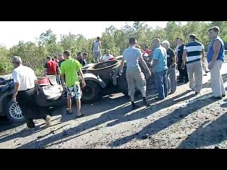 Авария на Мурманском шоссе Санкт-Петербург в пятницу 13 августа 2010 г.Смотреть на 4:20 минуте-ужасс просто всмятку зажата под ф